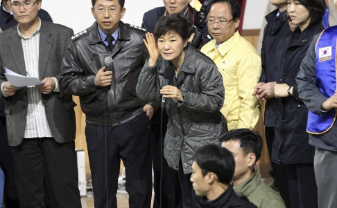President Park Geun-he listened to the troubled parents and tried to calm them down. (Photo from South China Morning Post)