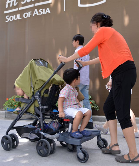 A woman, together with her two kids, was turned away in a coffee shop where strollers are prohibited. (Source: 